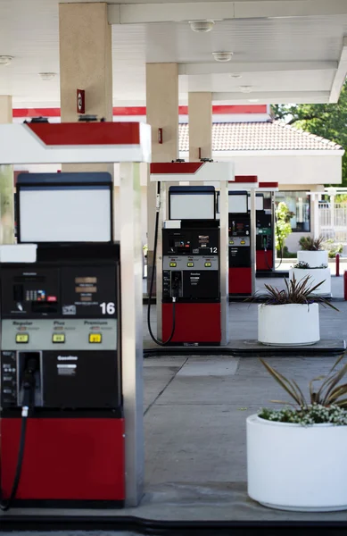 Quatre îlots de pompe à essence à la station pas de voitures — Photo