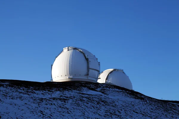 Mauna Kea Keck telescopes Hawaii blue sky — Stock Photo, Image