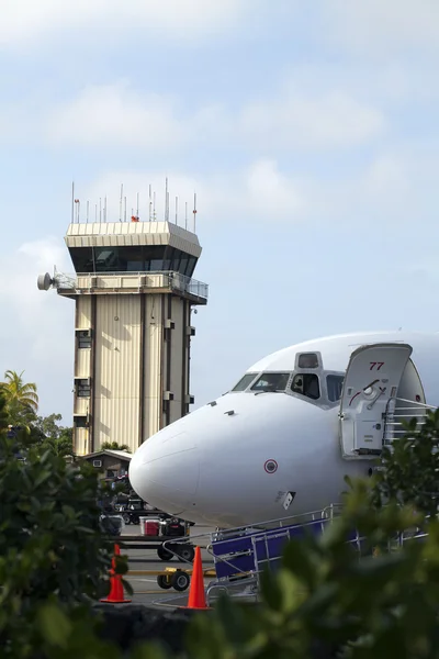 コントロール タワーと商業ジェット機の鼻 — ストック写真