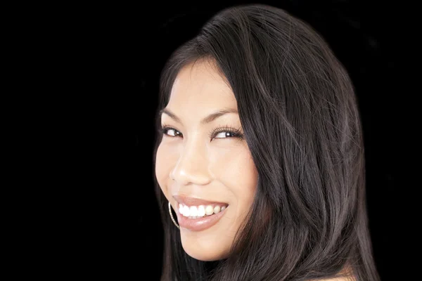 Молода приваблива тихоокеанська жінка, посміхається портрет — стокове фото
