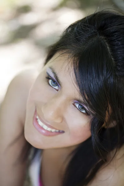 Jovem sorrindo retrato atraente hispânica mulher ao ar livre — Fotografia de Stock