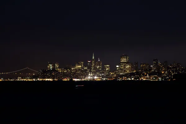 San Francisco City di notte dall'altra parte della baia — Foto Stock