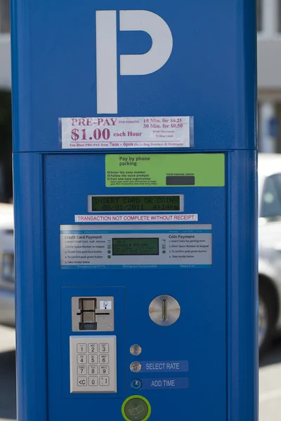 Cara del quiosco de aparcamiento azul con pantallas — Foto de Stock