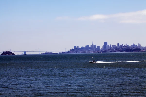 샌 프란 시스 코 베이와 시내에 걸쳐 속도 모터 보트 — 스톡 사진