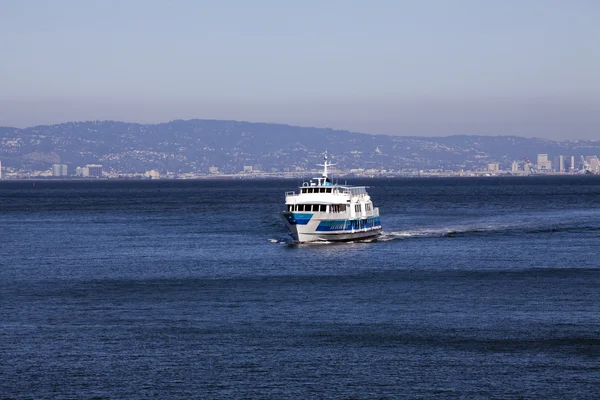 Barco de transbordador en la bahía en dirección al espectador — Foto de Stock