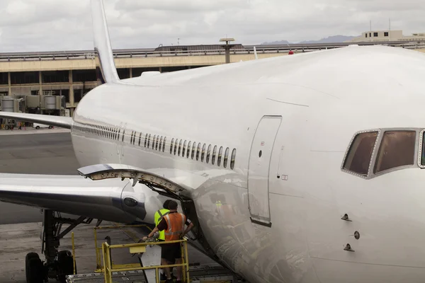 Ticari yolcu uçağı ile kapağı açık oturma — Stok fotoğraf