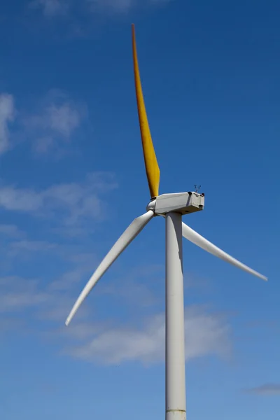 Wind energy propeller against blue sky clouds — Stock Photo, Image