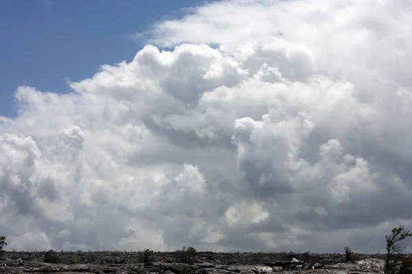 Großer Wolkenhimmel über dem Lavafeld — Stockfoto