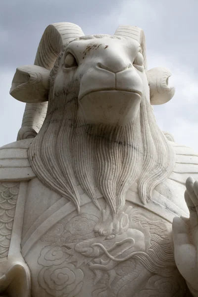Estatua blanca cabeza de carnero zodiaco buddha aries — Foto de Stock