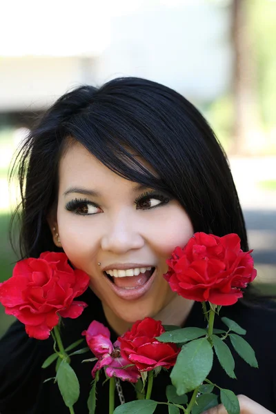 Al aire libre retrato joven asiático americano mujer rosa — Foto de Stock
