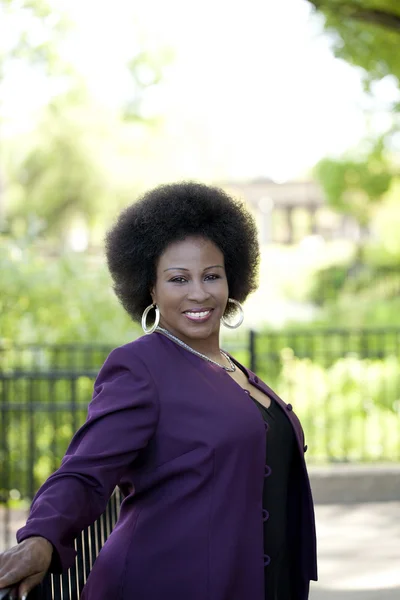 Mujer afroamericana mayor Retrato al aire libre púrpura Fotos De Stock
