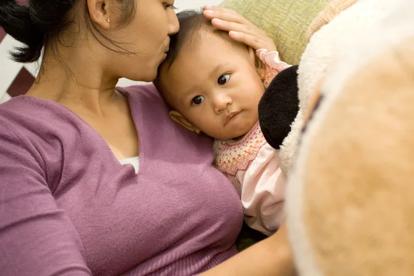 Retrato de amor asiático mãe e bebê — Fotografia de Stock