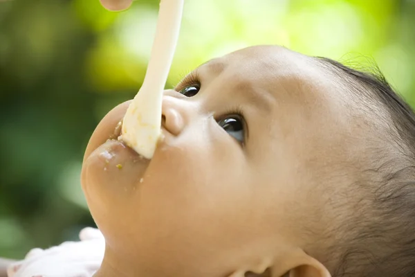 Здорова азіатська дитина їсть здорову їжу — стокове фото