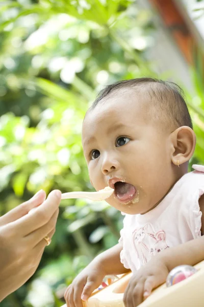 Saludable asiática étnica bebé niña a la espera de comida saludable —  Fotos de Stock
