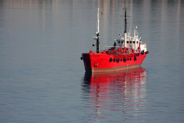 Красный корабль — стоковое фото