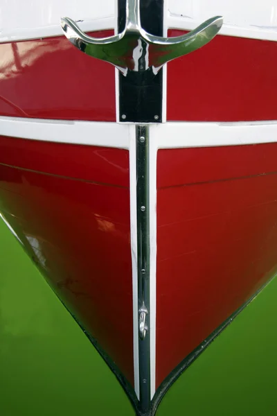 Röd båt — Stockfoto