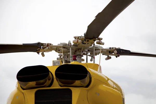 Желтый вертолет — стоковое фото