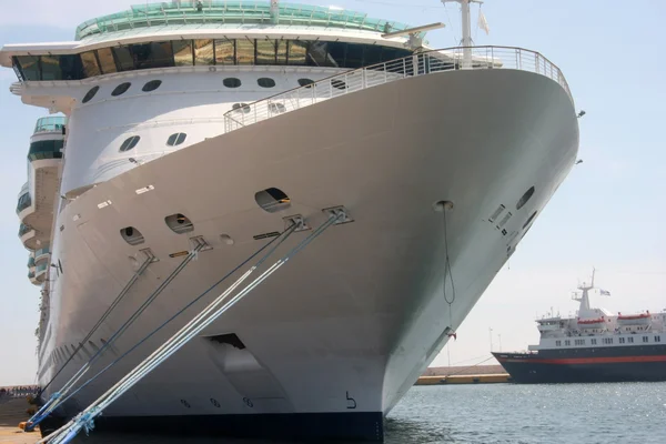 Duży luksusowy statek wycieczkowy — Zdjęcie stockowe
