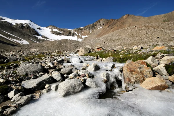 Rochas e pedras em montanhas. rio congelado — Fotografia de Stock