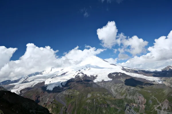 Pico Elbrus - ponto mais alto da Rússia e da Europa — Fotografia de Stock