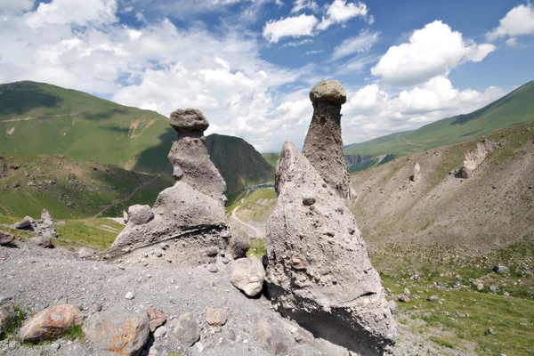 Två naturliga vittrade stenar, blå himmel med moln — Stockfoto