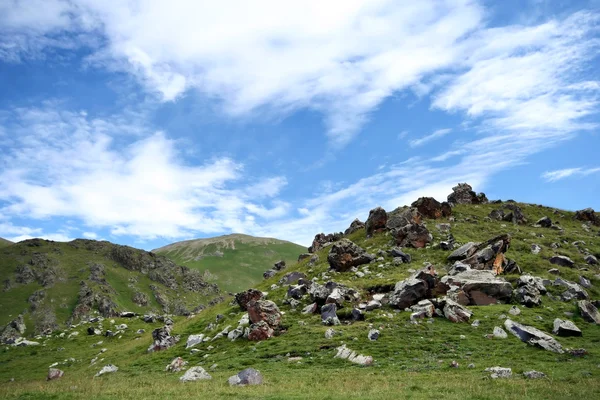 Скалы в долине в горах Кавказа — стоковое фото