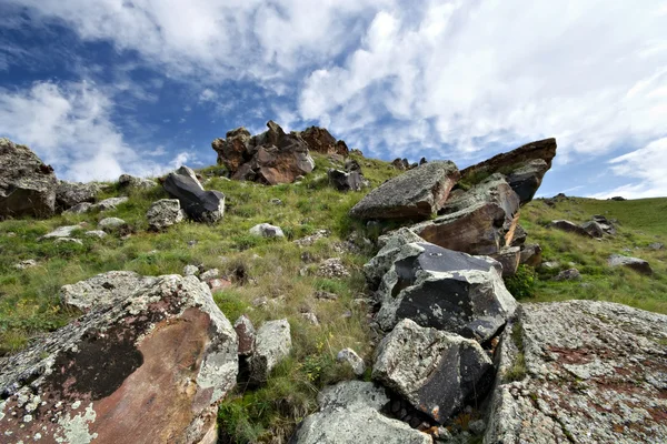 Montón de rocas en el valle en las montañas del Cáucaso — Foto de Stock