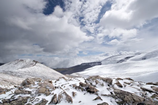 Paysage rocheux de montagne avec pierres et neige . — Photo