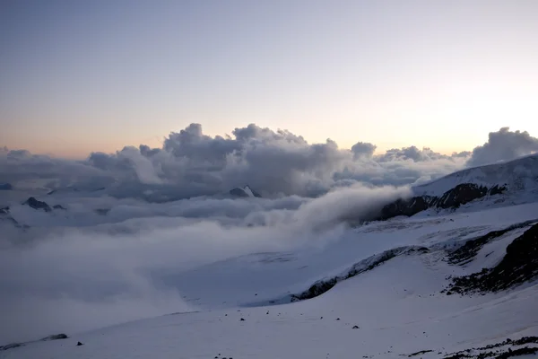 Кавказские горы на закате . — стоковое фото