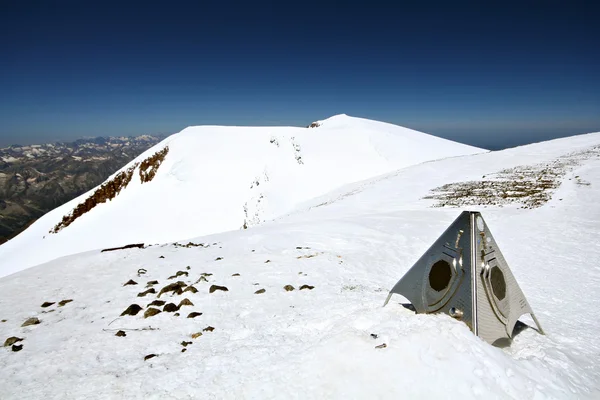 Χιόνι βράχους σε ψηλά βουνά από elbrus αιχμής — Φωτογραφία Αρχείου