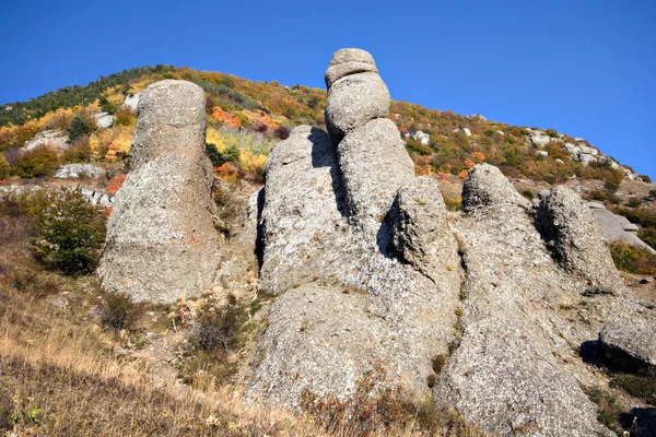 Rotsachtige kolommen in Krim mountains.wild landschap. — Stockfoto