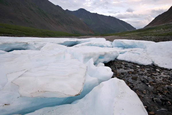 Vilda landskap i Ryssland. glaciären isblock, stenar. — Stockfoto