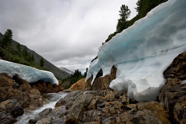 Gebirgsfluss shumak, Eisformen an der Küsten.sibirien. — Stockfoto