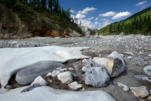 Paisagem com pedras e gelo. Sibéria, Rússia, taiga . — Fotografia de Stock