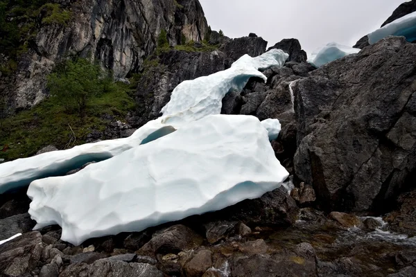 Des blocs de glace parmi les rochers des montagnes. Montagnes Sayan.Sibérie — Photo