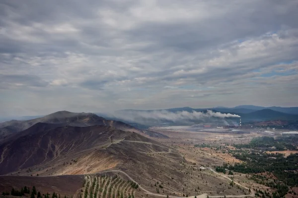 Desierto ecológico muerto cerca del molino de fusión de cobre Karabash — Foto de Stock