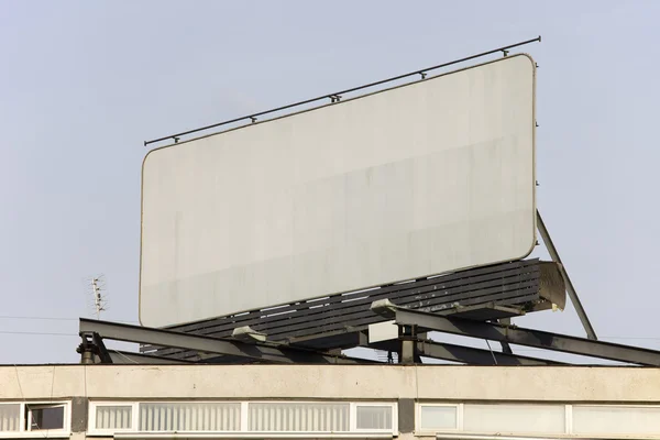 Бланк билборда на крыше — стоковое фото