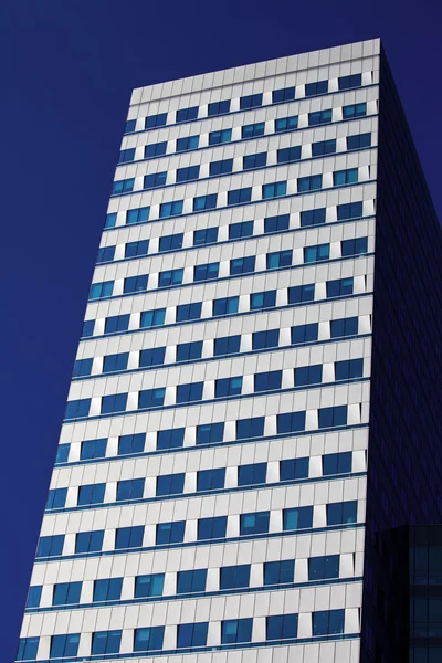 Будівля ofiice проти синього неба — стокове фото