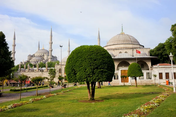 Blue Mosque and Sultan Ahmet I Mausoleum — Stock Photo, Image