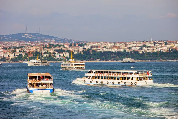 Пассажирские лодки на Босфорском проливе — стоковое фото