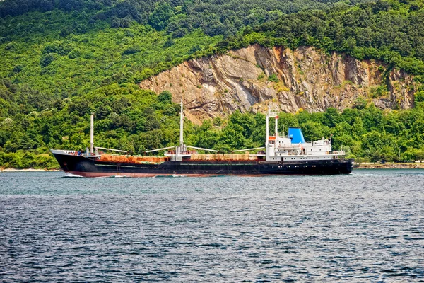 ボスポラス海峡に貨物船 — ストック写真