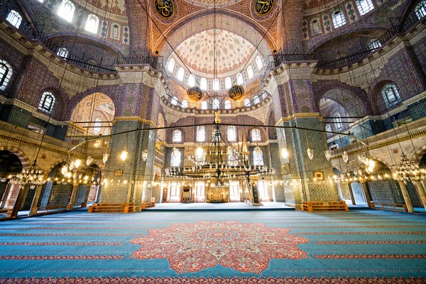 イスタンブルでの新しいモスクのインテリア — ストック写真