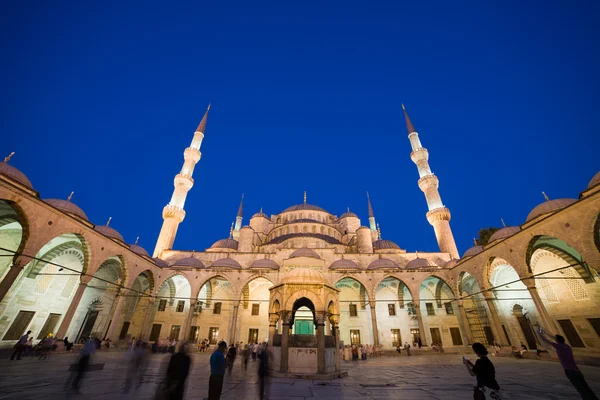 夜の青のモスク — ストック写真