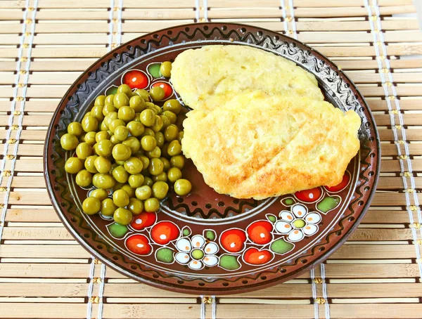Frittelle di patate con un verde pisello — Foto Stock