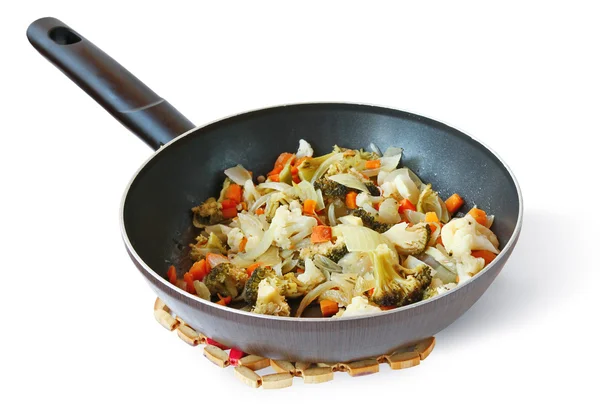 Сковорода с тушеными овощами — стоковое фото
