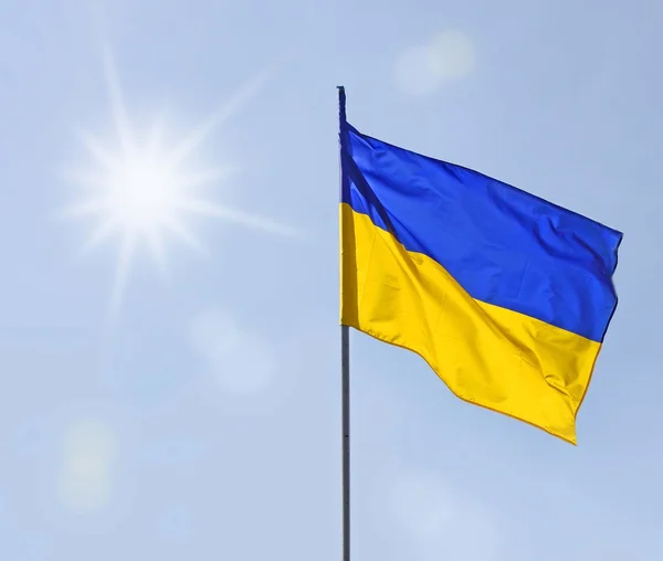 Słońce nad flagę Ukrainy — Zdjęcie stockowe