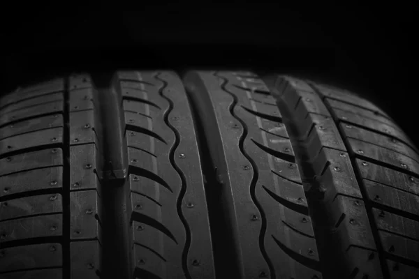 黒い背景の車のタイヤ — ストック写真