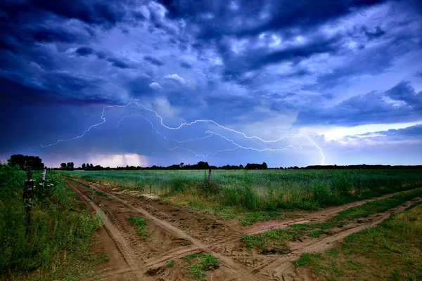 Landsväg och mörka stormmoln — Stockfoto