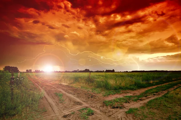 시골 길 과 먹구름 — 스톡 사진