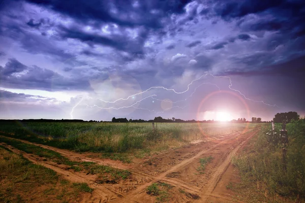 Estrada rural e nuvens escuras de tempestade — Fotografia de Stock